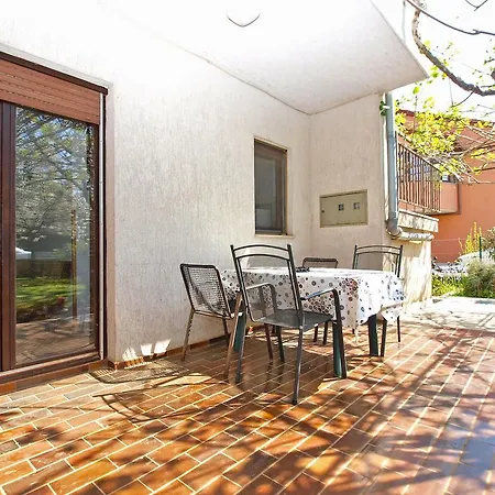 Apartmensts Nikola 1023 Daire Fažana