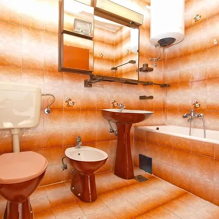 Apartmensts Nikola 1023 Fažana
