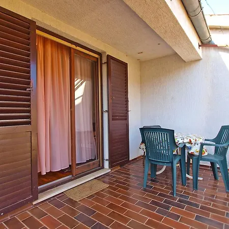 Apartmensts Nikola 1023 Daire Fažana