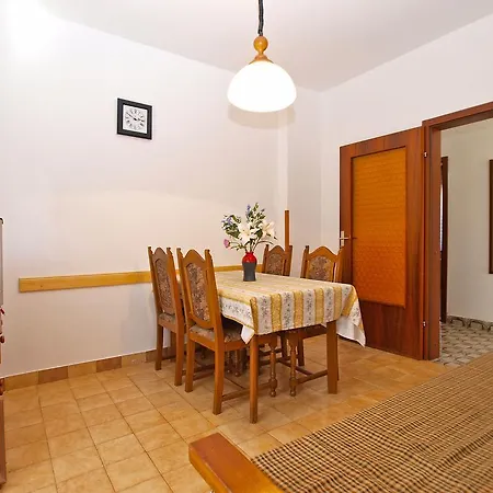 Apartmensts Nikola 1023 Fažana