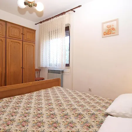 Apartmensts Nikola 1023 Fazana